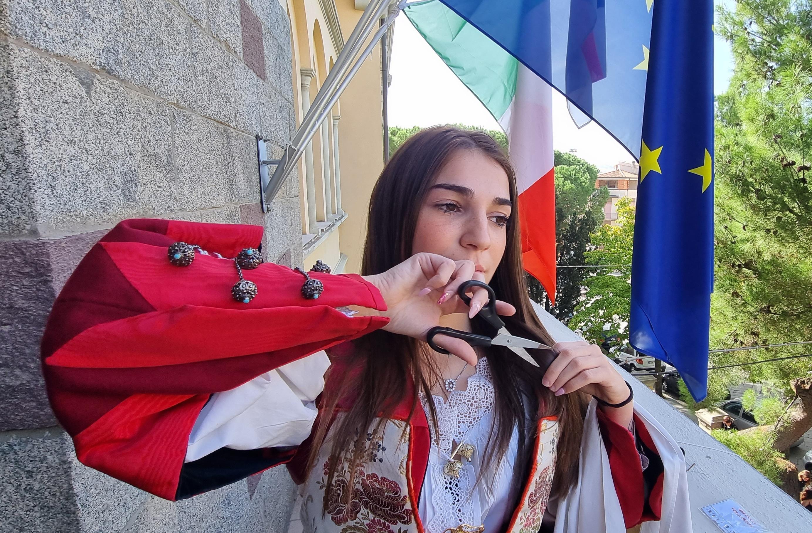 Nuoro, il flash mob per le donne iraniane si fa in sardo e greco antico 