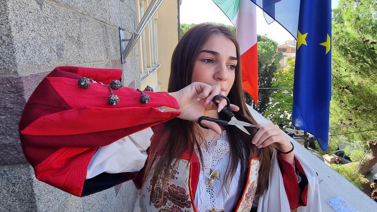 Nuoro, il flash mob per le donne iraniane si fa in sardo e greco antico