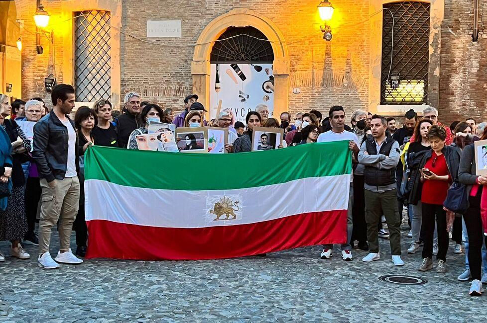 Modena In 400 in piazza Torre per le donne iraniane 