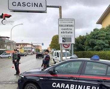 Cascina, pensionato ubriaco alla guida finisce fuori strada con l’auto