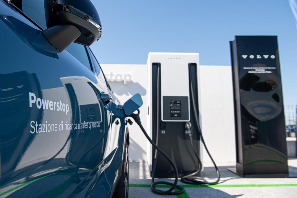 Volvo inaugura nuova colonna ricarica elettrica a Ravenna