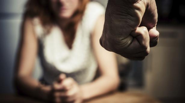 «Ti sparo in bocca», un 44enne sassarese a processo per maltrattamenti