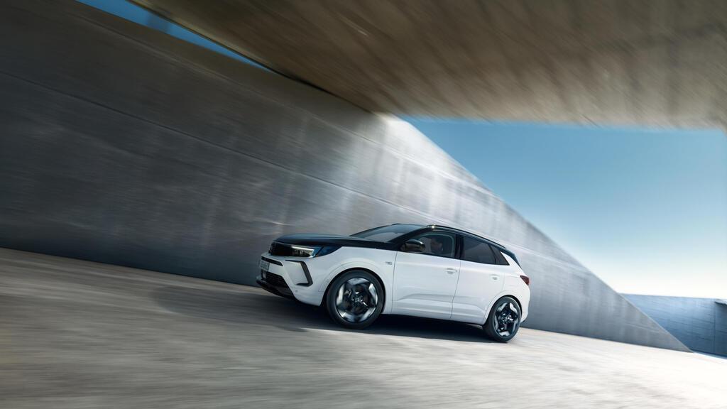 Opel Grandland GSe, sportività in formato SUV elettrificato