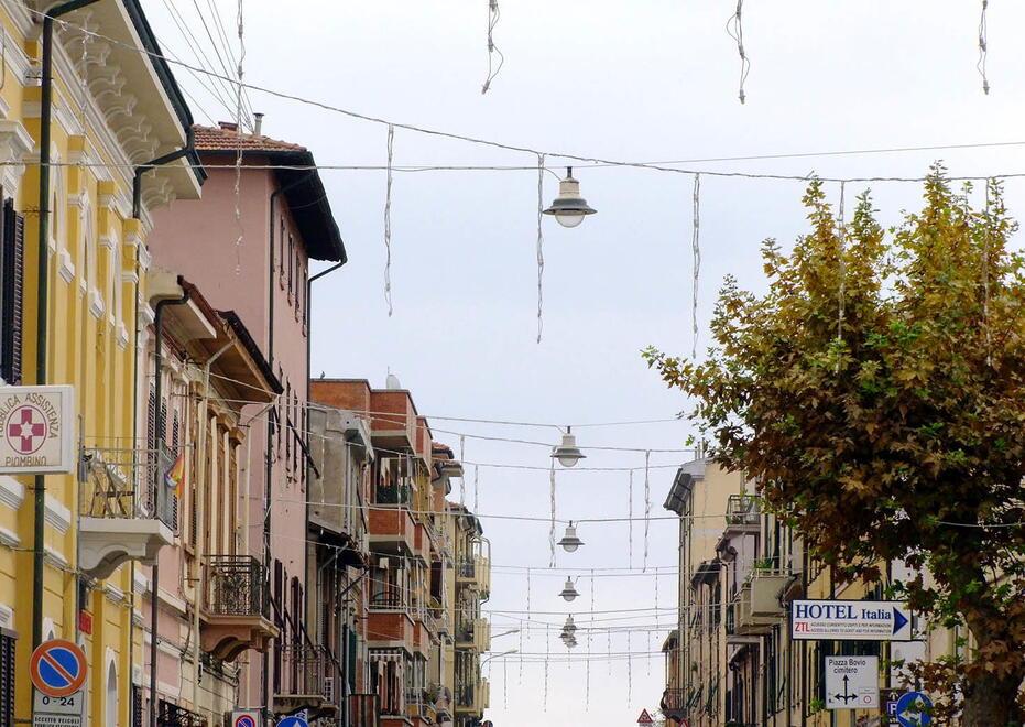 Solo luci a led e orari feriali ridotti: così Piombino si illumina a Natale