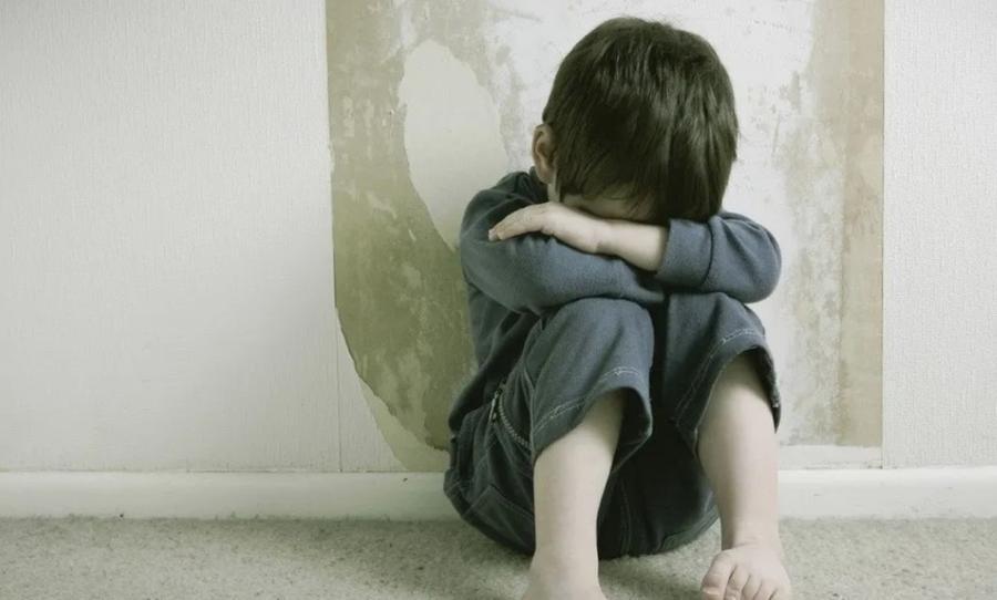 Bambino arriva a scuola col volto tumefatto: indagati i genitori