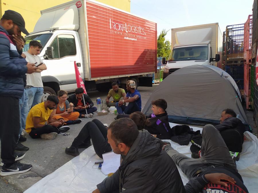 Tornano le tende davanti alla Iron & Logistics di Narnali – Video