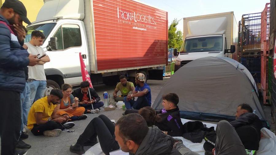 Tornano le tende davanti alla Iron & Logistics di Narnali – Video