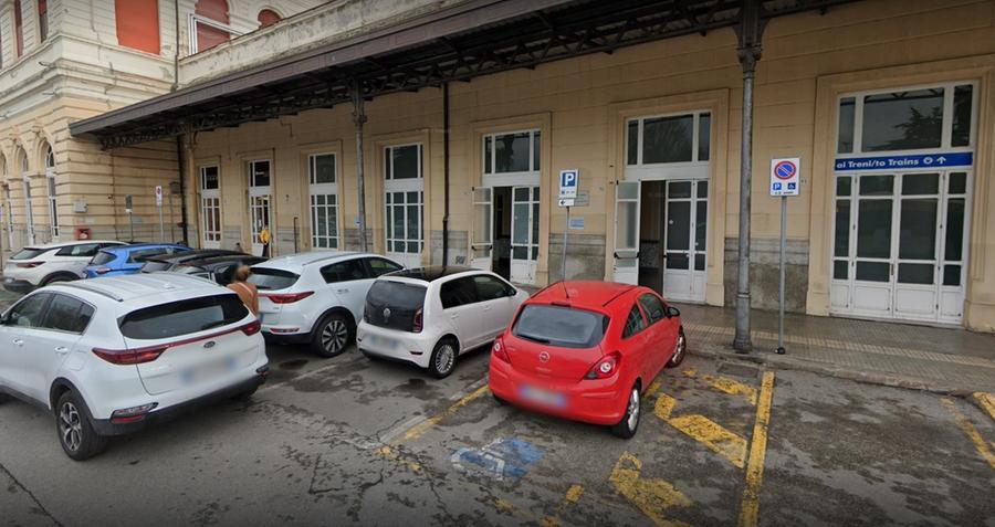 Calci e pugni a un anziano fuori dalla stazione: arrestato