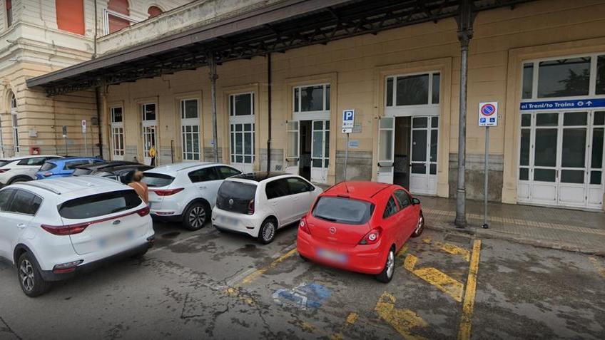 Calci e pugni a un anziano fuori dalla stazione: arrestato