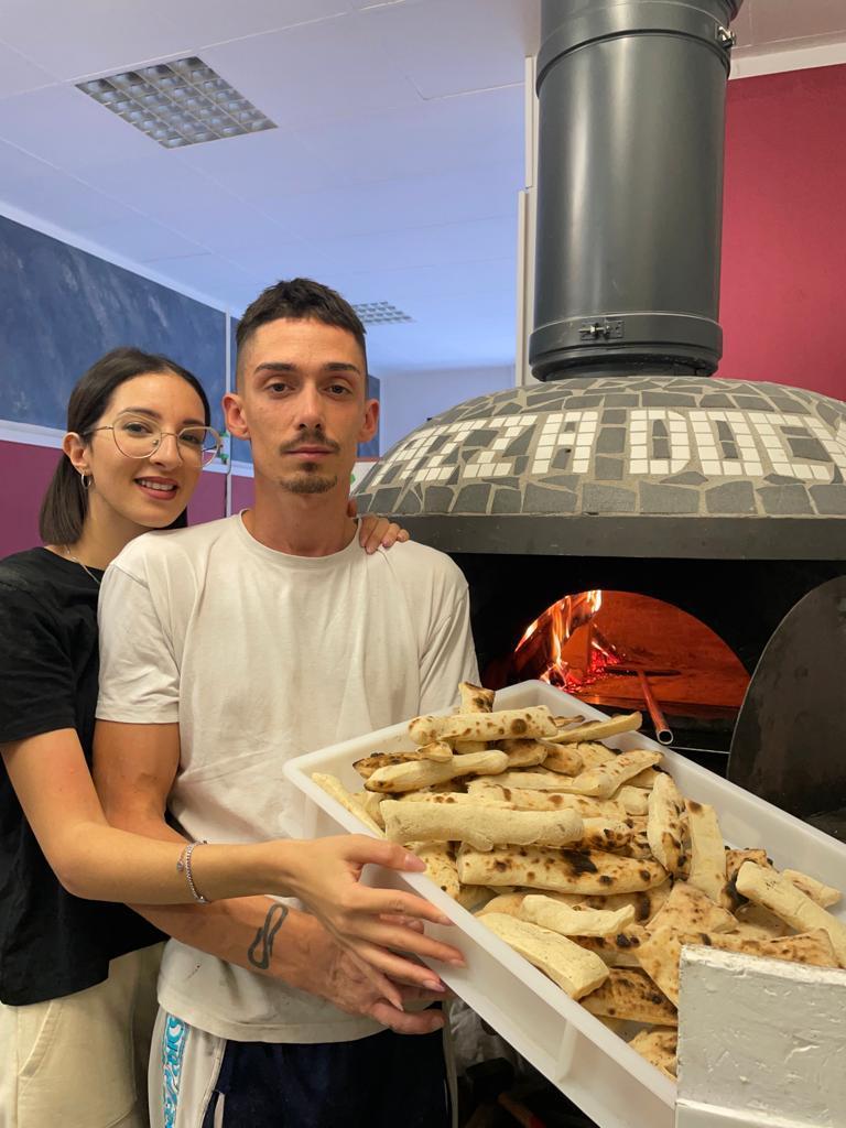 Pizzeria dona il pane a famiglie e anziani in difficoltà economica