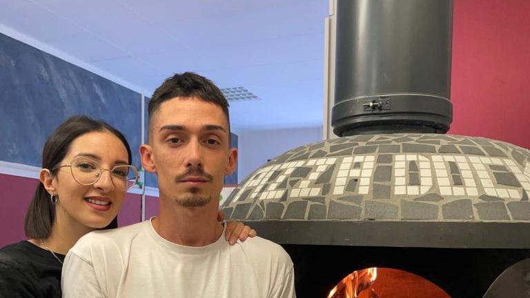 Pizzeria dona il pane a famiglie e anziani in difficoltà economica
