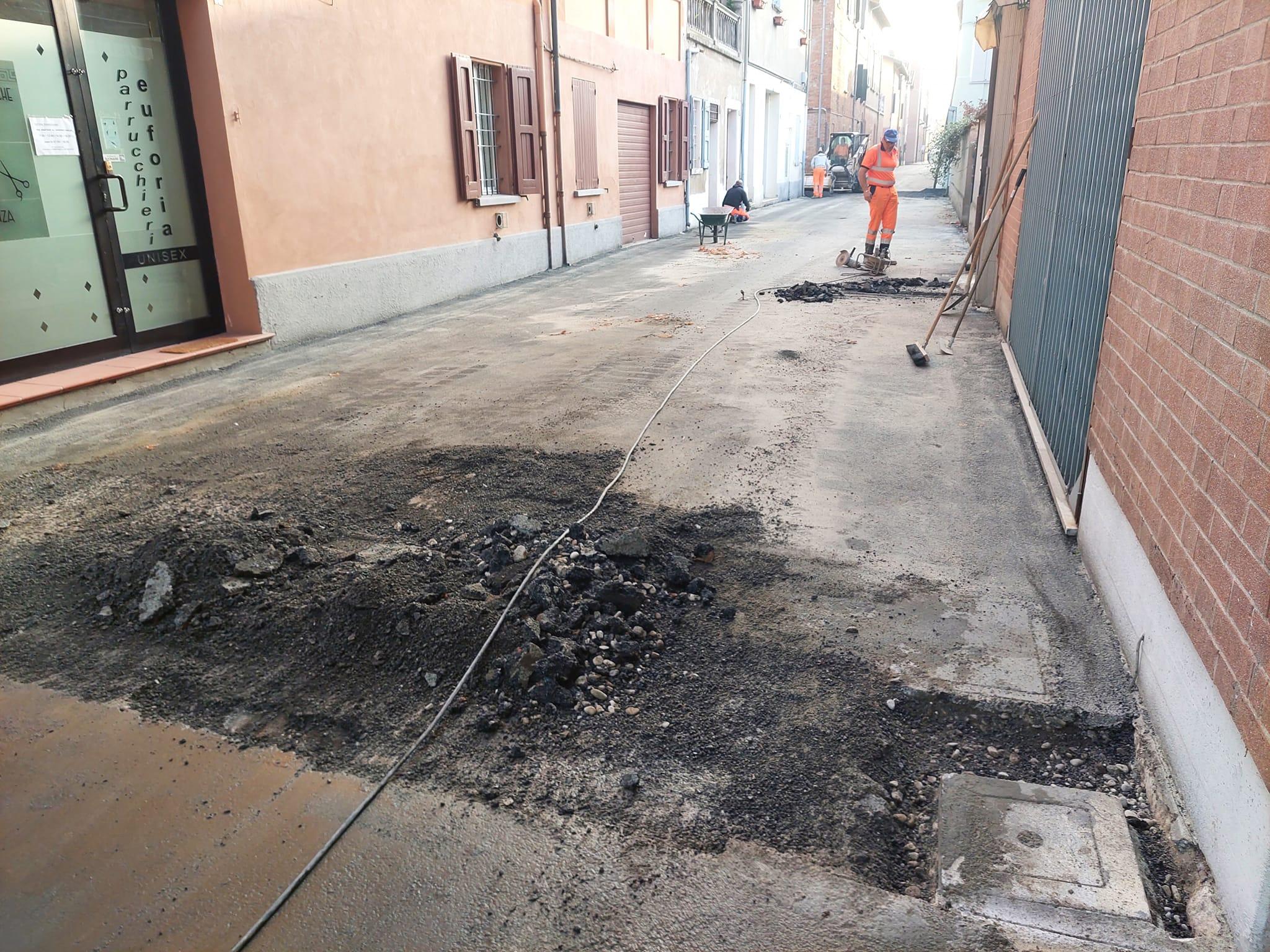 Nuove crepe nell’asfalto di via Vittorio Emanuele «Mi scuso per il doppio disagio con i residenti»