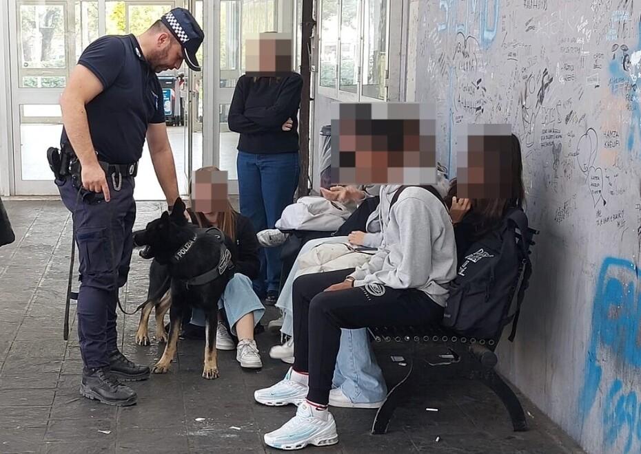 Vignola. Controlli alla stazione delle corriere Il “cane-agente” Fait fiuta la droga 