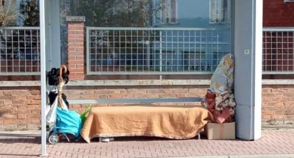 Comacchio. Una camera con vista corriere: perde tutto e dorme alla fermata