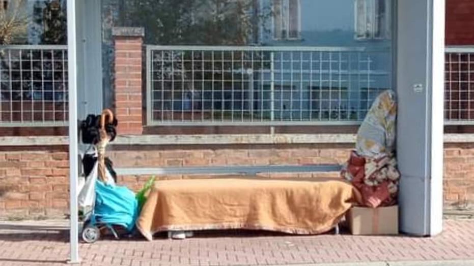 Comacchio. Una camera con vista corriere: perde tutto e dorme alla fermata