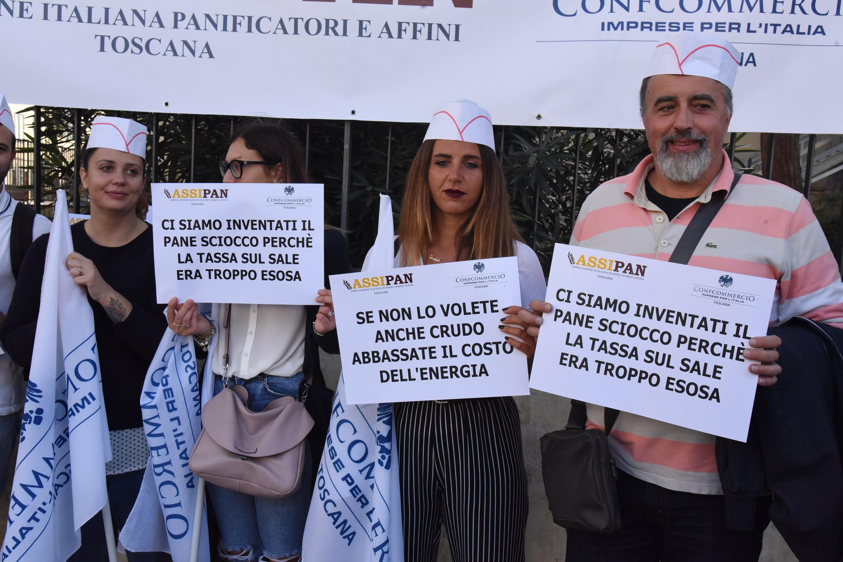 La protesta dei panificatori toscani: «Basta rincari o spegniamo i forni». I numeri che spaventano