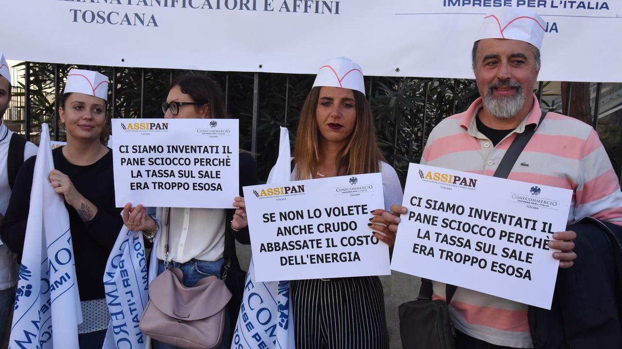 La protesta dei panificatori toscani: «Basta rincari o spegniamo i forni». I numeri che spaventano