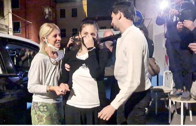 Livorno, Martina torna a casa tra applausi e striscioni: «Non vedo l’ora di abbracciare la mia bambina» – Video