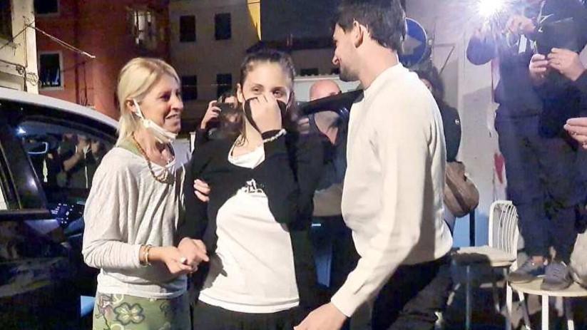 Livorno, Martina torna a casa tra applausi e striscioni: «Non vedo l’ora di abbracciare la mia bambina» – Video