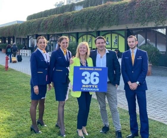 Antonella Vigneri, Commercial Aviation Manager TA, Mauro Bolla, Country Manager Italia di Ryanair e personale di bordo