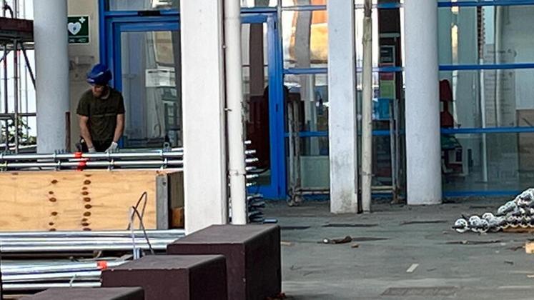 L’accesso alla Biblioteca Gronchie il cantiere (Foto Franco Silvi)