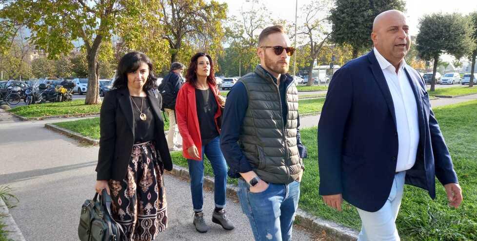L’arrivo in Tribunale. Da sinistra l’avvocato di parte civile Daniela Fontaneto, la madre di Luana Emma Marrazzo, l’ex fidanzatoe il consulente Andrea RubinI