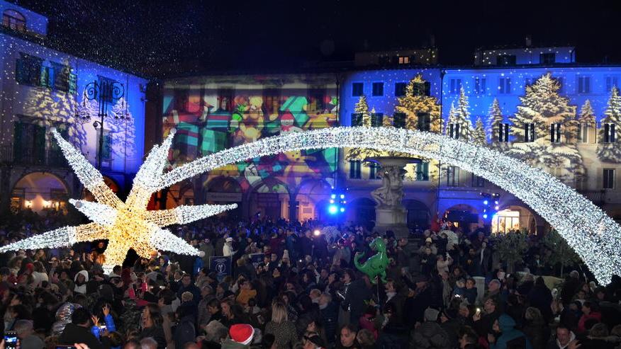 Empoli, lievitano le spese del Natale: solo la luce costa 20mila euro. L’opposizione all’attacco