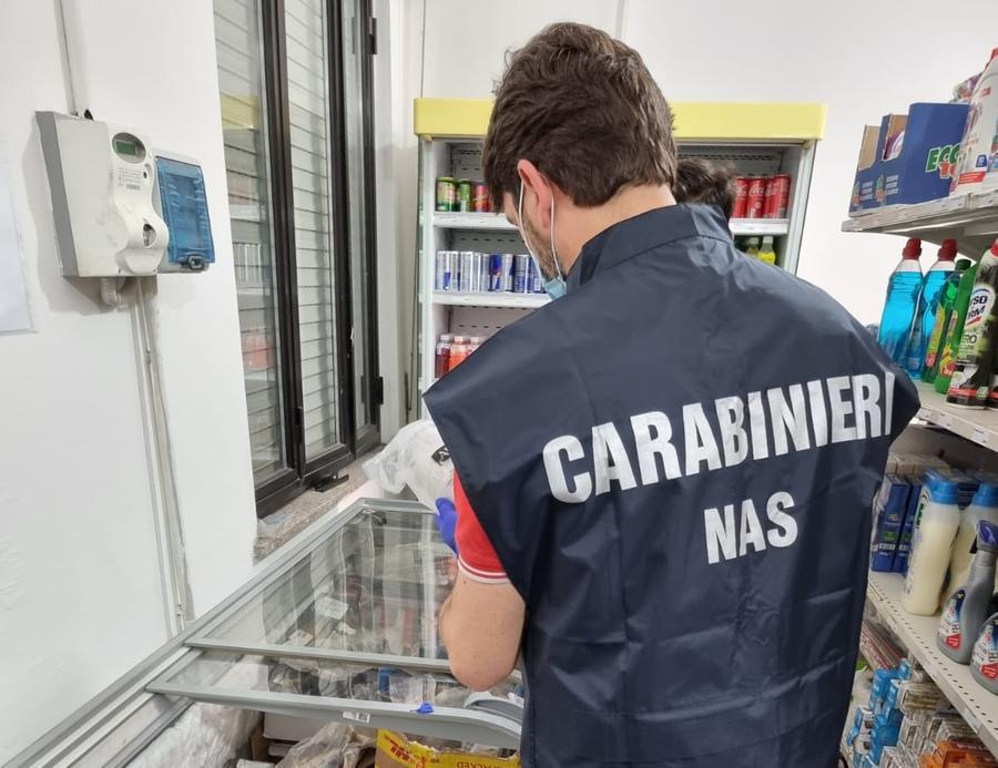 Nas in un ristorante self service, un  supermarket e tre fast food: riscontrate carenze igienico sanitarie, anche blatte. Multe a raffica