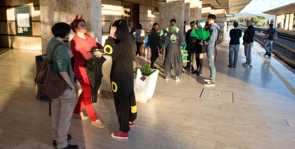 Cosplay alla stazione di Montecatini in attesa di andare a una delle scorse edizioni di Lucca comics (foto d’archivio)