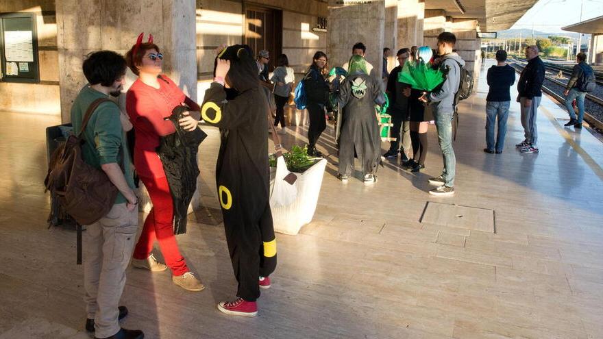 Cosplay alla stazione di Montecatini in attesa di andare a una delle scorse edizioni di Lucca comics (foto d’archivio)