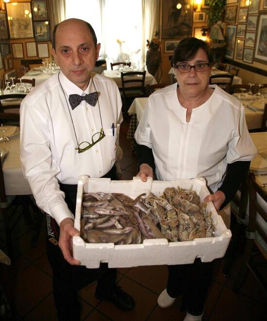 Guido Lombardi con la sorella Marzia al ristorante Da Giorgio con una bella vaschetta di pesce misto