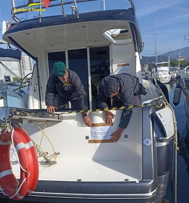 Posti sotto sequestro la porzione di una casa a Carrara, una barca di quasi 10 metri e soldi sui conti correnti 92 i lavoratori al nero gestiti in sei anni