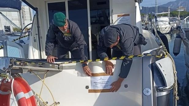 Posti sotto sequestro la porzione di una casa a Carrara, una barca di quasi 10 metri e soldi sui conti correnti 92 i lavoratori al nero gestiti in sei anni