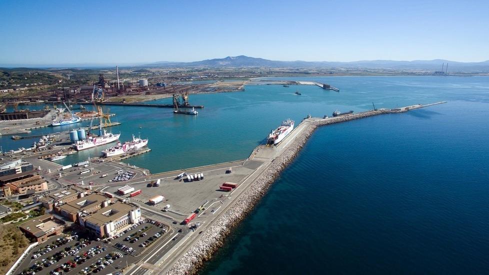 Una veduta del porto di Piombino
