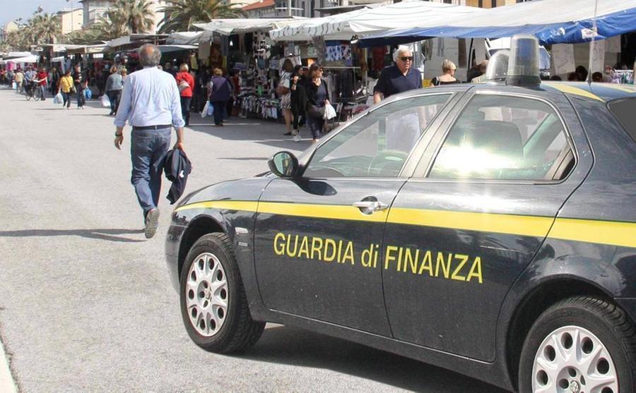 Follonica, finto finanziere “multava” i negozianti 