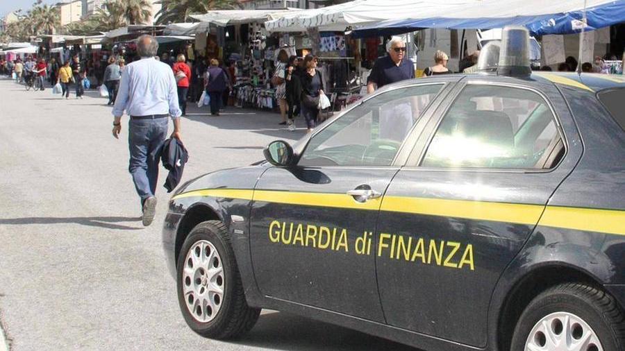 Follonica, finto finanziere “multava” i negozianti