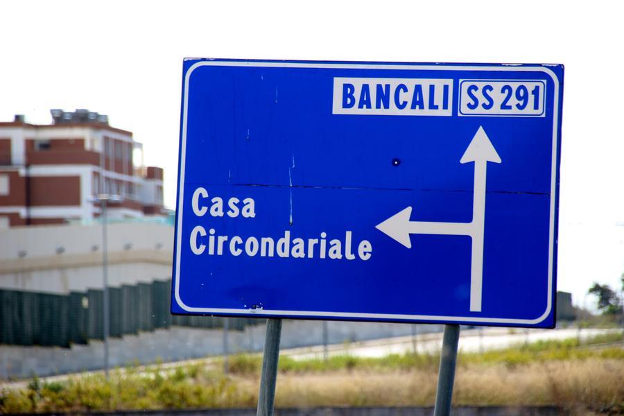 Detenuto aggredisce un medico a Bancali