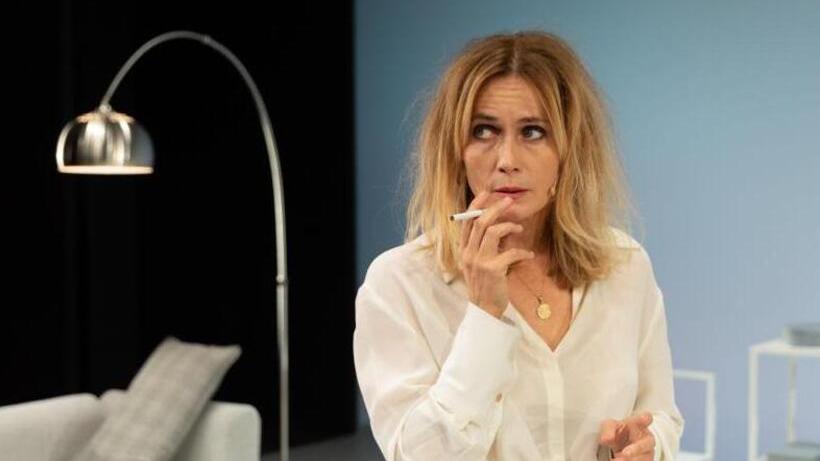 Un’attrice in una delle scene di uno spettacolo che sarà ospitato al Manzoni