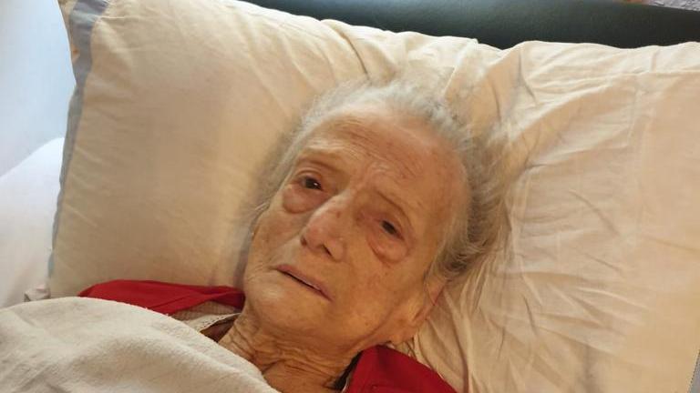 La donna è arrivata in pronto soccorso con la protesi quando è tornata a casa era senza