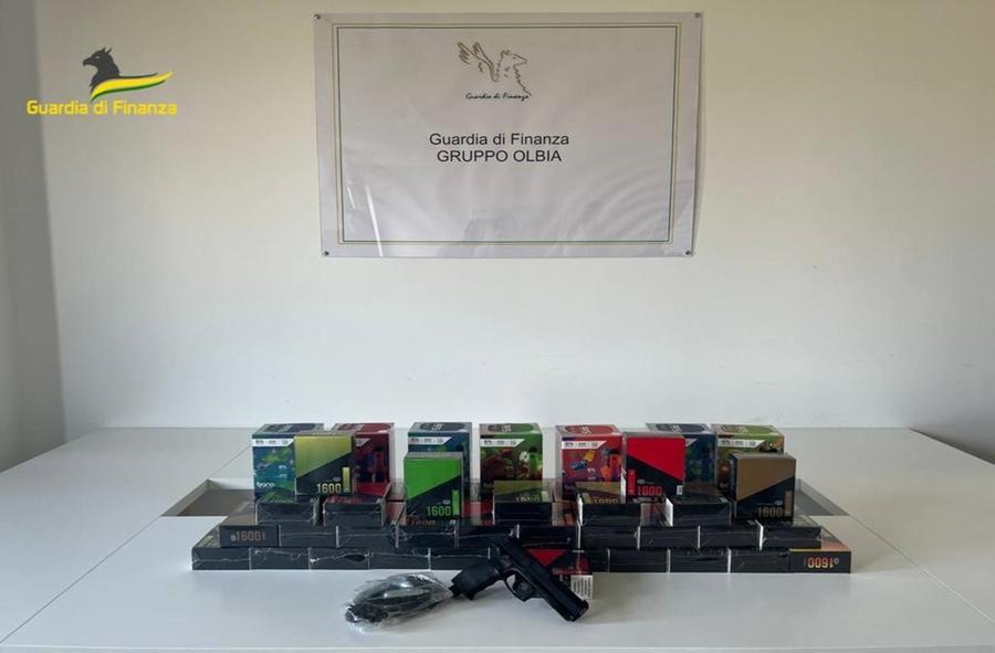 Contrabbando di sigarette elettroniche la finanza denuncia un giovane