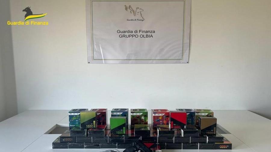 Contrabbando di sigarette elettroniche la finanza denuncia un giovane