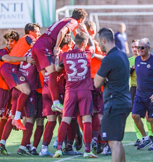 L’esultanza dei giocatori del Livorno dopo un gol