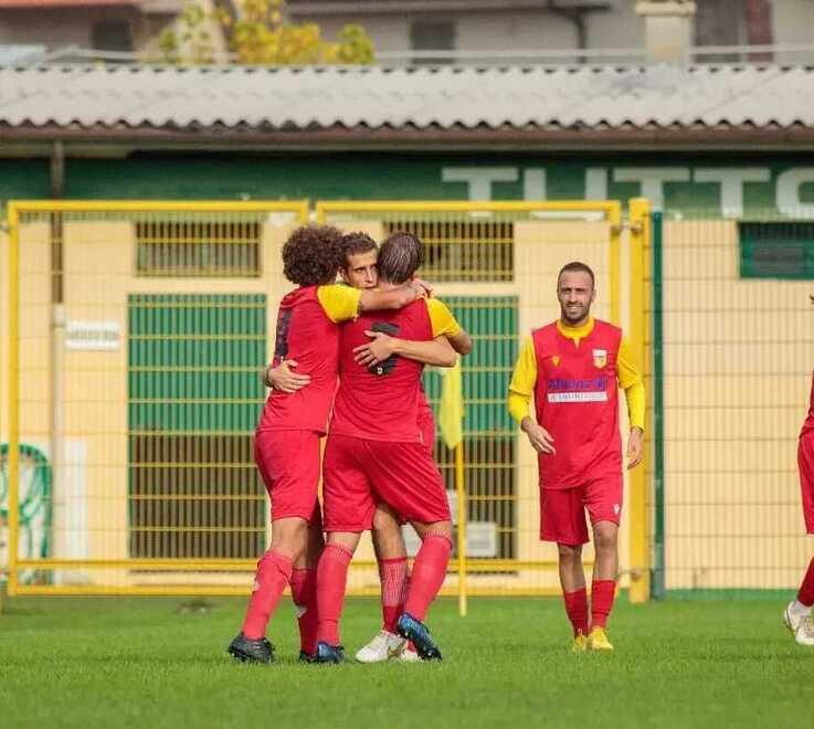 I giocatori del San Miniato Basso festeggiano la vittoria