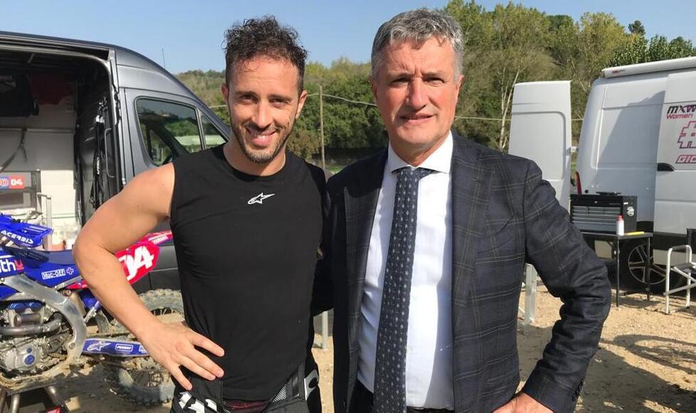 L’ex pilota di MotoGp, Andrea Dovizioso, al crossodromo di Santa Barbara insieme all’assessore allo sport del comune di San Miniato, Loredano Arzilli. (Foto Davide Elia Scaboro)