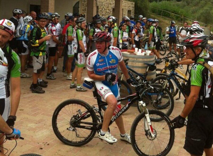 Un raduno di biker in una passata competizione di mountain bike