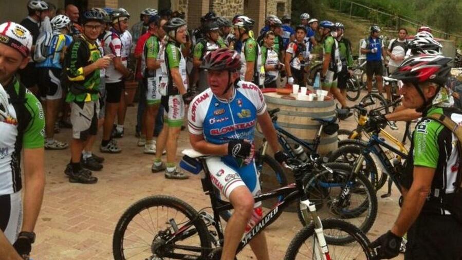 Un raduno di biker in una passata competizione di mountain bike