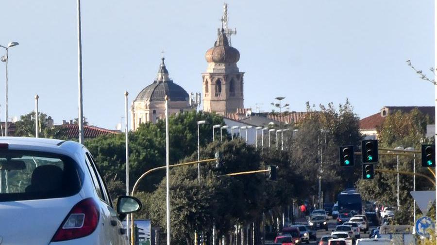 La strada provinciale 56 che unisce Oristano e Santa Giusta