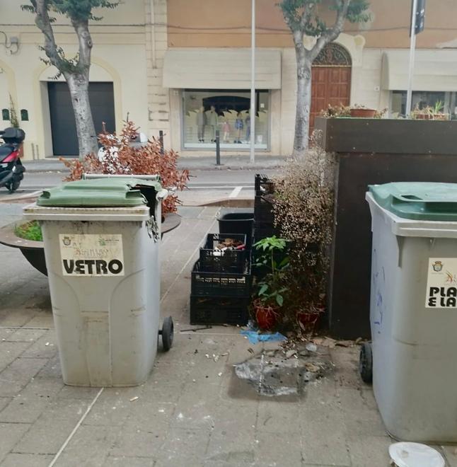 Autunno, la stagione degli incivili: centro e periferia di Alghero invasi dai rifiuti