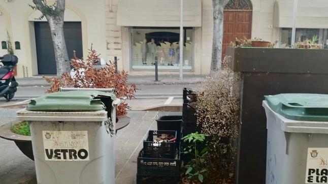 Autunno, la stagione degli incivili: centro e periferia di Alghero invasi dai rifiuti