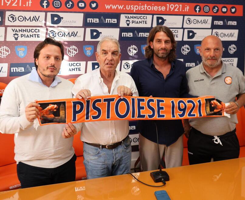 La presentazione del nuovo allenatore della Pistoiese, il secondo da destra